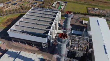 Büyük enerji santralinin hava aracı görüntüsü, fosil yakıt, gaz ve petrol kömürü üreten istasyon, duman yığınları ve baca, kontrol odası ve sütunlar ve sanayi binaları, alt istasyon elektrik hatları, Spalding, Birleşik Krallık 