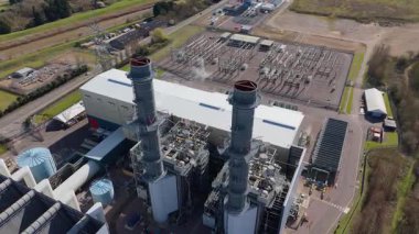 Büyük enerji santralinin hava aracı görüntüsü, fosil yakıt, gaz ve petrol kömürü üreten istasyon, duman yığınları ve baca, kontrol odası ve sütunlar ve sanayi binaları, alt istasyon elektrik hatları, Spalding, Birleşik Krallık 
