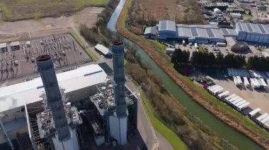 Büyük enerji santralinin hava aracı görüntüsü, fosil yakıt, gaz ve petrol kömürü üreten istasyon, duman yığınları ve baca, kontrol odası ve sütunlar ve sanayi binaları, alt istasyon elektrik hatları, Spalding, Birleşik Krallık 