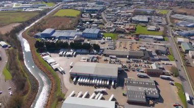 Büyük enerji santralinin hava aracı görüntüsü, fosil yakıt, gaz ve petrol kömürü üreten istasyon, duman yığınları ve baca, kontrol odası ve sütunlar ve sanayi binaları, alt istasyon elektrik hatları, Spalding, Birleşik Krallık 