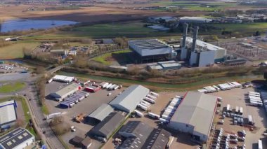 Büyük enerji santralinin hava aracı görüntüsü, fosil yakıt, gaz ve petrol kömürü üreten istasyon, duman yığınları ve baca, kontrol odası ve sütunlar ve sanayi binaları, alt istasyon elektrik hatları, Spalding, Birleşik Krallık 