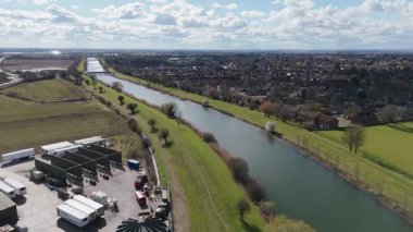 Büyük sel drone görüntüsü drone nehri ve kırsal yeşil yeryüzü 