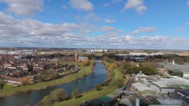 İngiltere 'nin doğusunda, Fens' te, güneşli bir bahar gününde Spalding 'de nehir kıyısındaki büyük kilise katedralinin havadan manzarası.