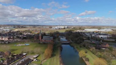 İngiltere 'nin doğusunda, Fens' te, güneşli bir bahar gününde Spalding 'de nehir kıyısındaki büyük kilise katedralinin havadan manzarası.