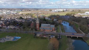 İngiltere 'nin doğusunda, Fens' te, güneşli bir bahar gününde Spalding 'de nehir kıyısındaki büyük kilise katedralinin havadan manzarası.