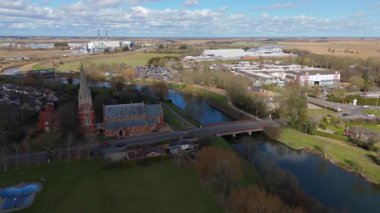 İngiltere 'nin doğusunda, Fens' te, güneşli bir bahar gününde Spalding 'de nehir kıyısındaki büyük kilise katedralinin havadan manzarası.