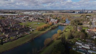 İngiltere 'nin doğusunda, Fens' te, güneşli bir bahar gününde Spalding 'de nehir kıyısındaki büyük kilise katedralinin havadan manzarası.