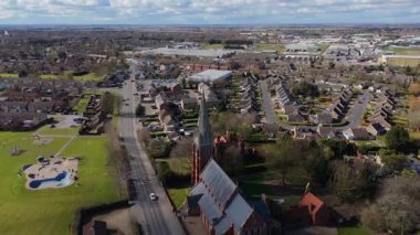 İngiltere 'nin doğusunda, Fens' te, güneşli bir bahar gününde Spalding 'de nehir kıyısındaki büyük kilise katedralinin havadan manzarası.