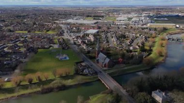 İngiltere 'nin doğusunda, Fens' te, güneşli bir bahar gününde Spalding 'de nehir kıyısındaki büyük kilise katedralinin havadan manzarası.