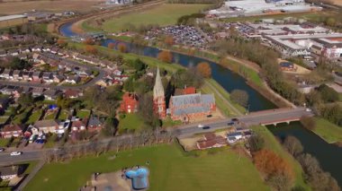 İngiltere 'nin doğusunda, Fens' te, güneşli bir bahar gününde Spalding 'de nehir kıyısındaki büyük kilise katedralinin havadan manzarası.