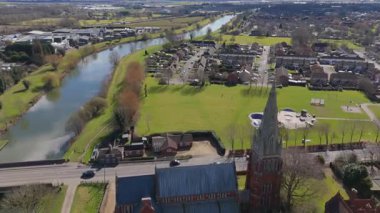 İngiltere 'nin doğusunda, Fens' te, güneşli bir bahar gününde Spalding 'de nehir kıyısındaki büyük kilise katedralinin havadan manzarası.