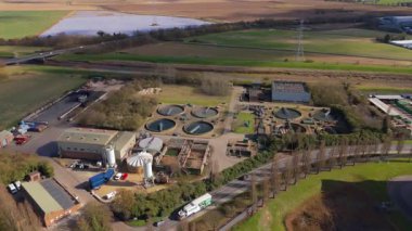 Su arıtma tesisinin hava manzarası, temiz içme suyu için kirleticilerin temizlenmesi, Birleşik Krallık