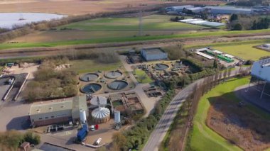 Su arıtma tesisinin hava manzarası, temiz içme suyu için kirleticilerin temizlenmesi, Birleşik Krallık