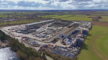 Su sporları ve balıkçılık için büyük göl rezervlerinin insansız hava aracı görüntüleri, 