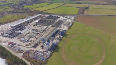 Su sporları ve balıkçılık için büyük göl rezervlerinin insansız hava aracı görüntüleri, 