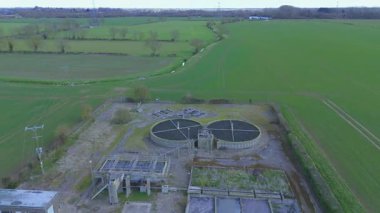 Su arıtma tesisinin hava manzarası, temiz içme suyu için kirleticilerin temizlenmesi, Birleşik Krallık