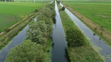 Rüzgar türbinlerinin hava aracı görüntüsü, yenilenebilir enerji üretimi ve nehir sistemi, Scunthorpe UK