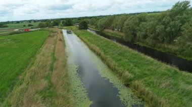 Rüzgar türbinlerinin hava aracı görüntüsü, yenilenebilir enerji üretimi ve nehir sistemi, Scunthorpe UK
