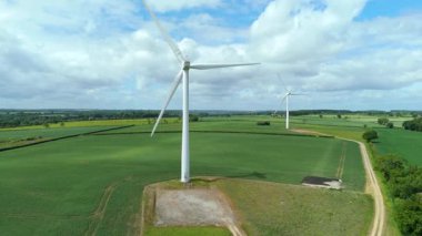 Büyük rüzgar türbinlerinin havadan görünüşü, kırsal yeşil alanlar, yenilenebilir enerji üretimi, İngiltere 'de elektrik.