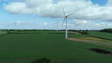 Büyük rüzgar türbinlerinin havadan görünüşü, kırsal yeşil alanlar, yenilenebilir enerji üretimi, İngiltere 'de elektrik.