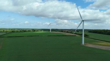 Büyük rüzgar türbinlerinin havadan görünüşü, kırsal yeşil alanlar, yenilenebilir enerji üretimi, İngiltere 'de elektrik.