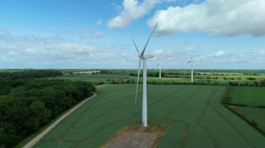 Büyük rüzgar türbinlerinin havadan görünüşü, kırsal yeşil alanlar, yenilenebilir enerji üretimi, İngiltere 'de elektrik.