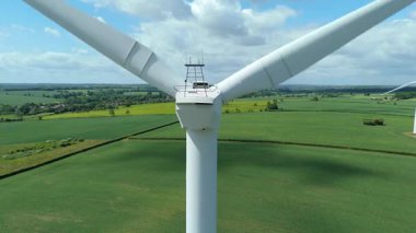 Büyük rüzgar türbinlerinin havadan görünüşü, kırsal yeşil alanlar, yenilenebilir enerji üretimi, İngiltere 'de elektrik.