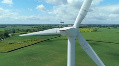 Büyük rüzgar türbinlerinin havadan görünüşü, kırsal yeşil alanlar, yenilenebilir enerji üretimi, İngiltere 'de elektrik.