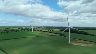 Büyük rüzgar türbinlerinin havadan görünüşü, kırsal yeşil alanlar, yenilenebilir enerji üretimi, İngiltere 'de elektrik.