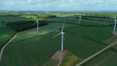 Büyük rüzgar türbinlerinin havadan görünüşü, kırsal yeşil alanlar, yenilenebilir enerji üretimi, İngiltere 'de elektrik.