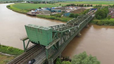 Eski Demir Köprü 'nün hava aracı görüntüsü Keadby' deki Trent Nehri 'ni geçiyor. Seyahat eden ve trenle geçen araçlar güneşli bir yaz günü Birleşik Krallık 'ta.