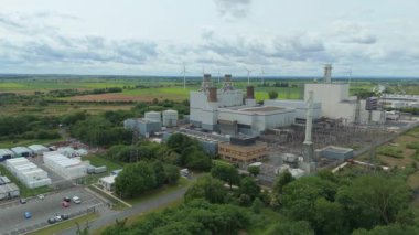 Dev elektrik santrali, elektrik santrali elektrik üretimi, elektrik direkleri ve rüzgar türbinli alt istasyonların havadan görüntüsü 