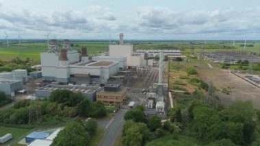 Dev elektrik santrali, elektrik santrali elektrik üretimi, elektrik direkleri ve rüzgar türbinli alt istasyonların havadan görüntüsü 