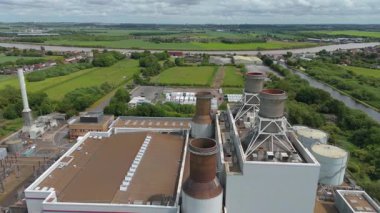Dev elektrik santrali, elektrik santrali elektrik üretimi, elektrik direkleri ve rüzgar türbinli alt istasyonların havadan görüntüsü 