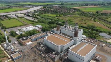 Dev elektrik santrali, elektrik santrali elektrik üretimi, elektrik direkleri ve rüzgar türbinli alt istasyonların havadan görüntüsü 