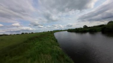 FPV insansız hava aracı kırsal alanda yerin üzerinde uçuyor. yüksek hızlı yarış dronu. 