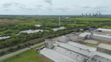 Trent nehri yakınlarındaki endüstriyel fabrikaların hava aracı görüntüleri, arka planda kırsal alanda türbinler ve elektrik santrali var.. 