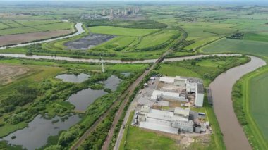 Trent nehri yakınlarındaki endüstriyel fabrikaların hava aracı görüntüleri, arka planda kırsal alanda türbinler ve elektrik santrali var.. 