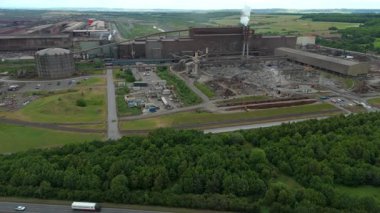 Endüstriyel çelik üretim fabrikasının hava aracı görüntüsü, ağır fabrika alanı ve demir cevheri ve kokain için maden arabaları. Scunthorpe İngiltere.