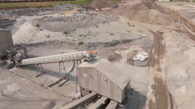 Endüstriyel çelik üretim fabrikasının hava aracı görüntüsü, ağır fabrika alanı ve demir cevheri ve kokain için maden arabaları. Scunthorpe İngiltere.