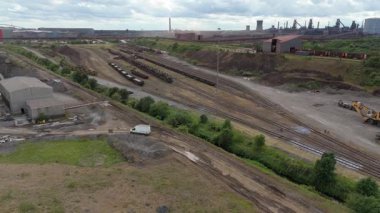 Endüstriyel çelik üretim fabrikasının hava aracı görüntüsü, ağır fabrika alanı ve demir cevheri ve kokain için maden arabaları. Scunthorpe İngiltere.