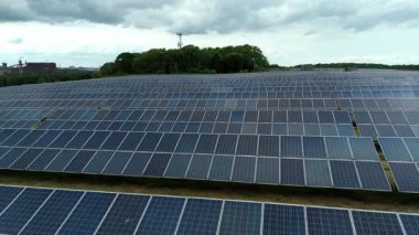 Güneş enerjisi panellerinin hava görüntüsü, güneş batarken fotovoltaik yeşil enerji üretimi.