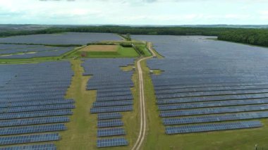 Güneş enerjisi panellerinin hava görüntüsü, güneş batarken fotovoltaik yeşil enerji üretimi.