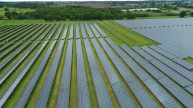Güneş enerjisi panellerinin hava görüntüsü, güneş batarken fotovoltaik yeşil enerji üretimi.
