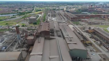 Endüstriyel çelik üretim fabrikasının hava aracı görüntüsü, ağır fabrika alanı ve demir cevheri ve kokain için maden arabaları. Scunthorpe İngiltere.