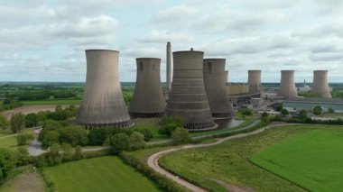 Büyük enerji santralinin havadan görünüşü, soğutma kuleleri ve kırsal yeşil arazideki baca yığınları. Güneşli yaz günü İngiltere
