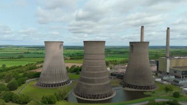 Büyük enerji santralinin havadan görünüşü, soğutma kuleleri ve kırsal yeşil arazideki baca yığınları. Güneşli yaz günü İngiltere