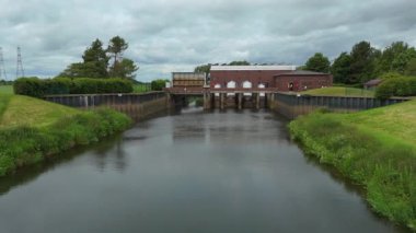 Hava aracının pompalama istasyonu ve nehir sistemi perspektifi. Su kontrol yapısı, borular ve kanalizasyon kapısı. Batı Stockwith UK