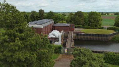 Hava aracının pompalama istasyonu ve nehir sistemi perspektifi. Su kontrol yapısı, borular ve kanalizasyon kapısı. Batı Stockwith UK