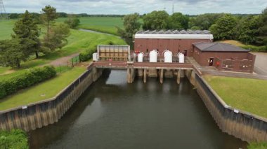 Hava aracının pompalama istasyonu ve nehir sistemi perspektifi. Su kontrol yapısı, borular ve kanalizasyon kapısı. Batı Stockwith UK